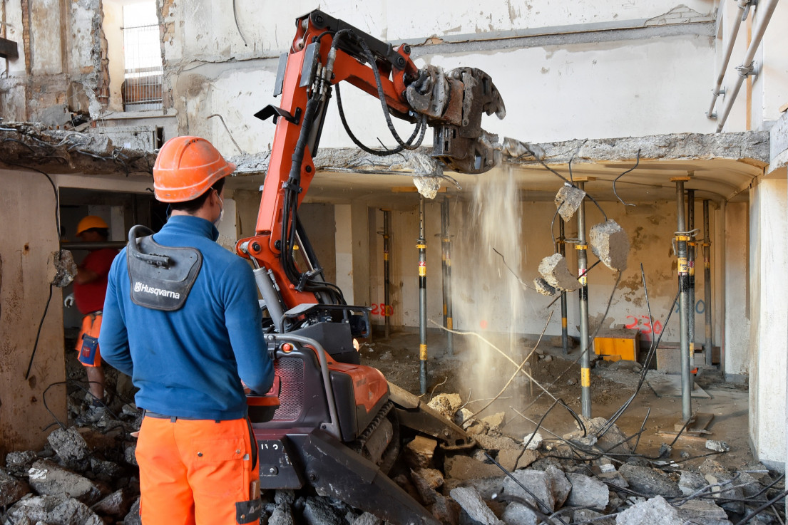 Due to the limited space inside the building, a demolition robot was used among other equipment.
